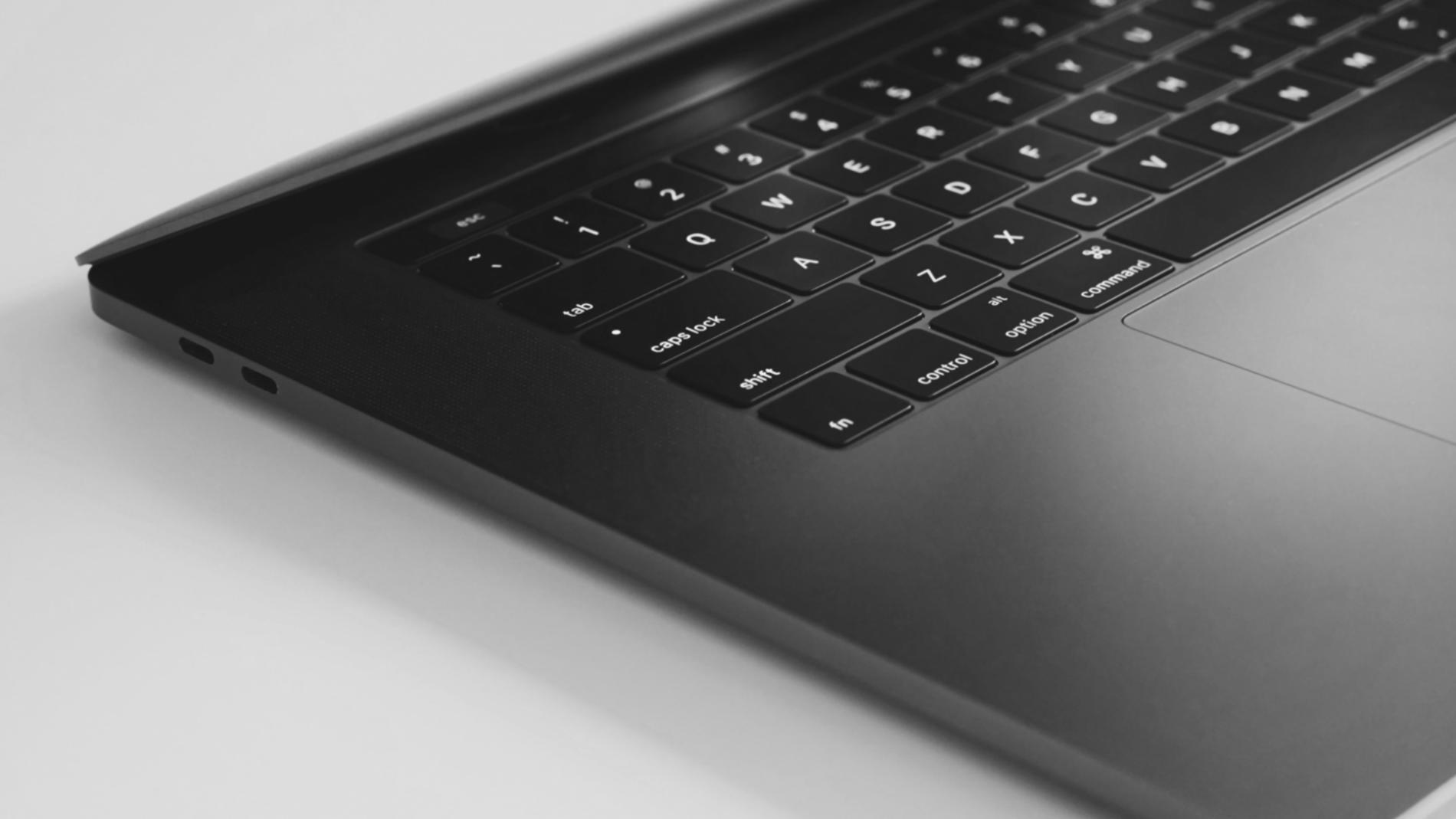 Workspace professionale per video editing con monitor multipli