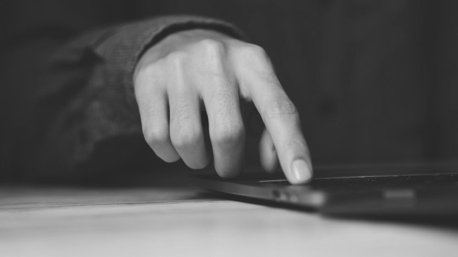 Ambiente di apprendimento con postazioni di editing video moderne