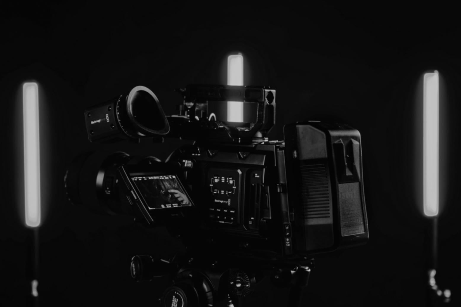 Studio di video editing con attrezzature professionali