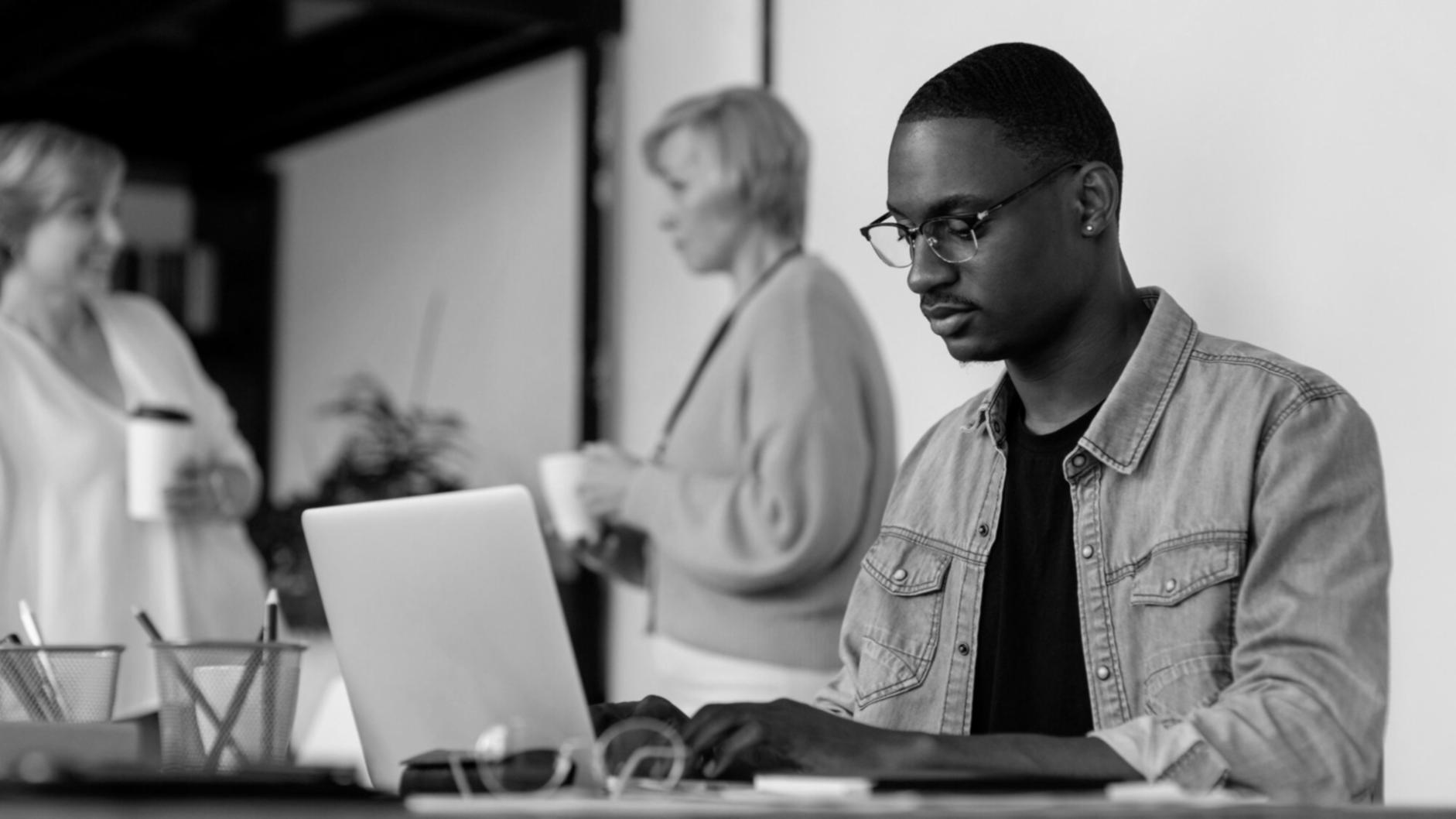 Studente al lavoro su progetto di editing video con software professionale