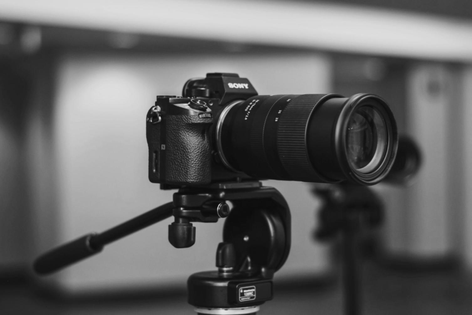 Studenti al lavoro in laboratorio di video editing
